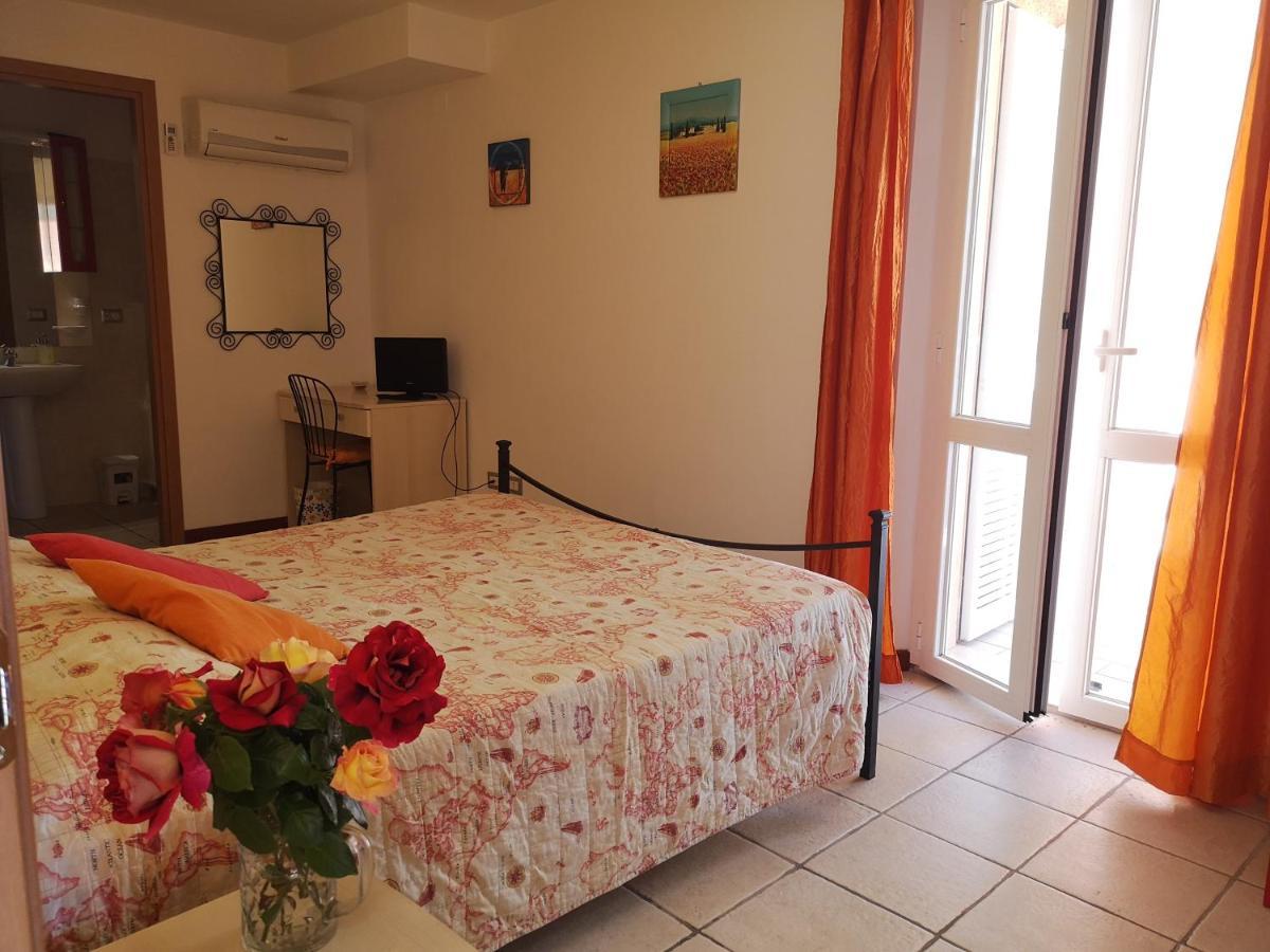 A Due Passi Dal Mare B&B 努马纳 外观 照片